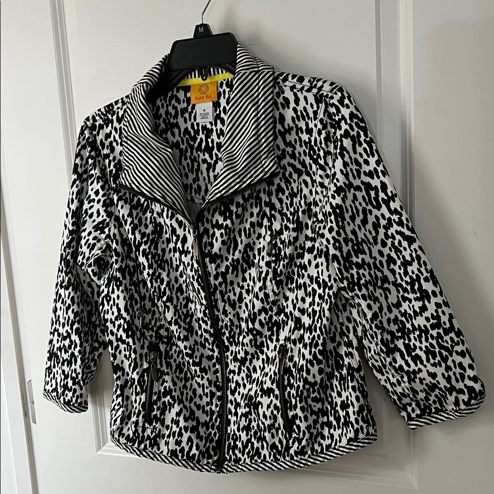 Ruby Rd Black and White Animal Print Jacket
Size 8 Has 2 front zippers